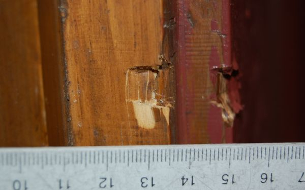 Lakatlan házakba tör be