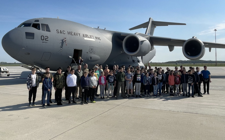 Iskolás csoportok a légibázison