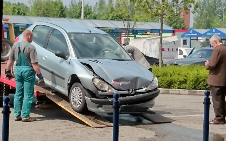 Belehajtott a pápai Tescoba