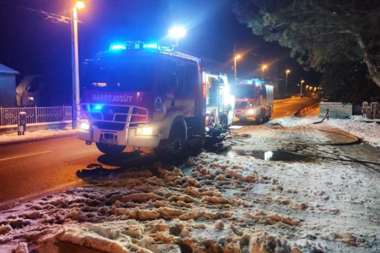 Kigyulladt egy ház Farkasgyepűn