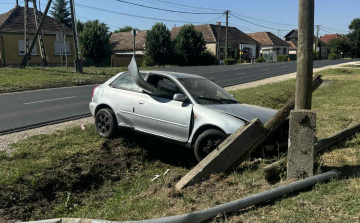 Videón, ahogy egy autós nagy sebességgel kidönt egy villanyoszlopot Borsosgyőrön