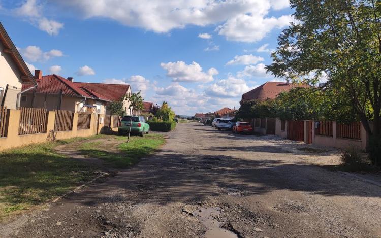 Támogatja az önkormányzat az új utcák szilárd burkolattal való ellátását