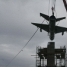 MiG-21 Emlékmű - Pápa - A gép emelése