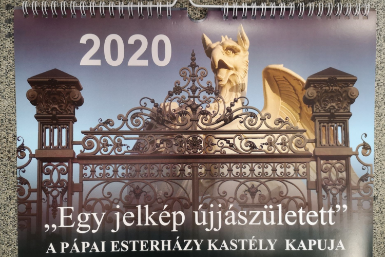 Az Esterházy-kastély kapujának újjászületését mutatja be a városi könyvtár új naptára