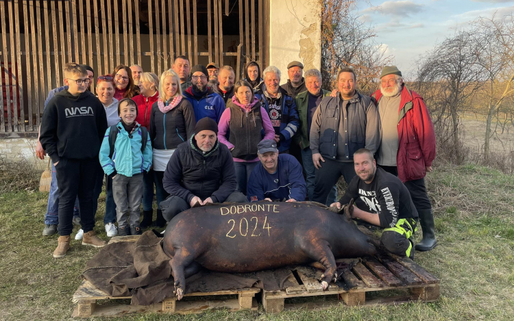 Jótékonysági disznóvágás Döbröntén
