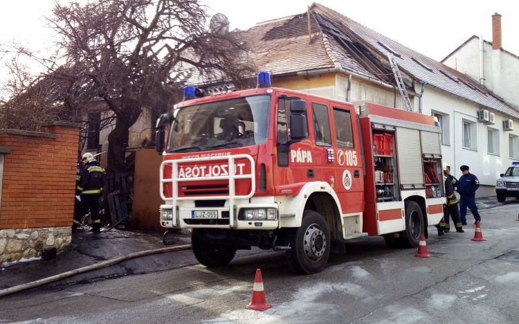 Leégett egy családi ház a Szalmavári utcában - Egy ember súlyosan megsérült
