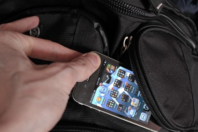 Műszaki cikkeket lopott