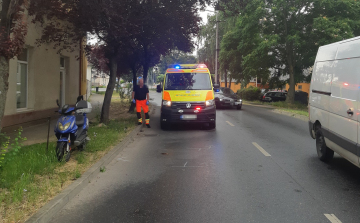 Motorral esett el egy nő a Korona utcán