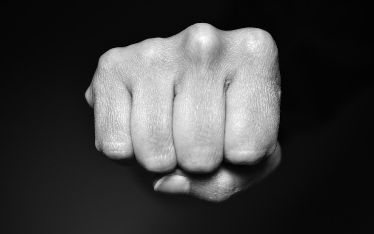 A Fő téren kötözködött a drogos férfi, de családtagjait is bántalmazta