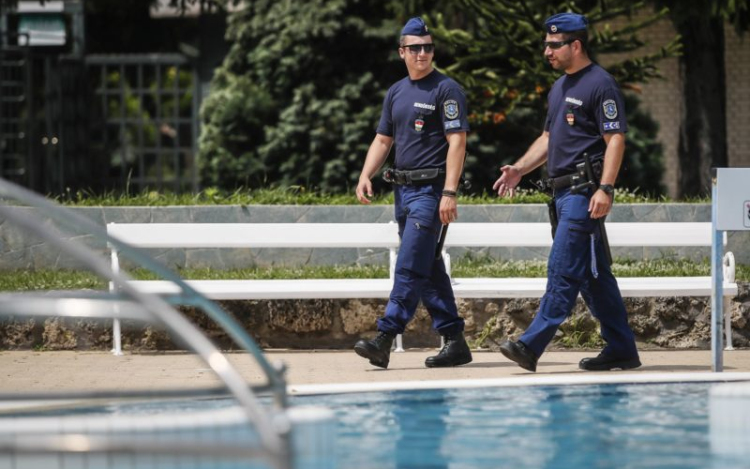 A Várkertfürdőben tart prevenciót a rendőrség