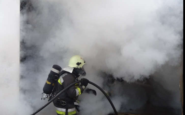 Kigyulladt egy lakás a Szent László utcában! 