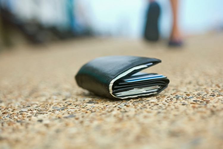 Eltette a megtalált pénztárcát