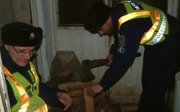 Rendőrök hasogatták fel az idős férfinek a tüzifát