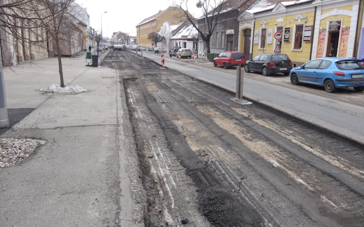Megkezdődött a munka a Jókai utcában