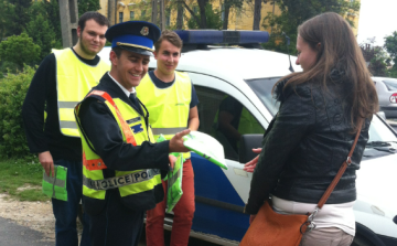Láthatósági mellényt kaptak a rendőrtől