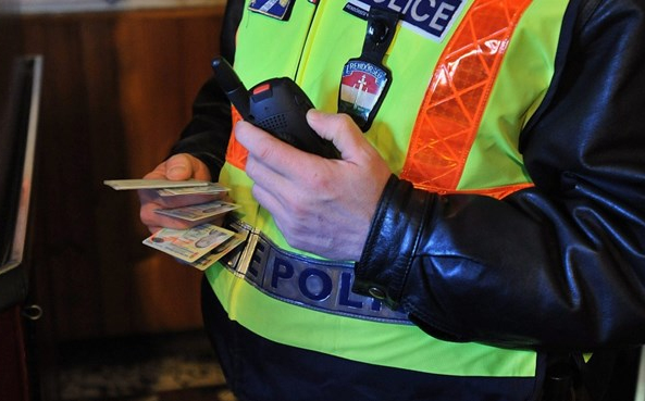 Átszerelte a rendszámokat