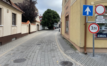 Szeptembertől bárki behajthat a Kossuth utcára merőleges belvárosi utcákba