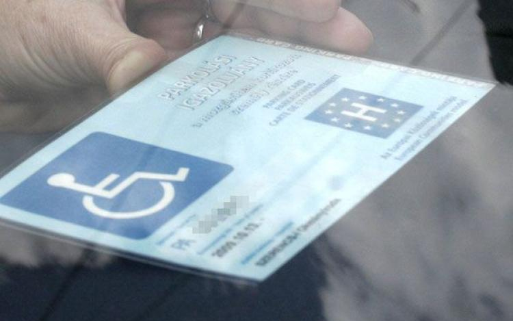 Jogtalanul használta a mozgáskorlátozott igazolványt a pápai férfi