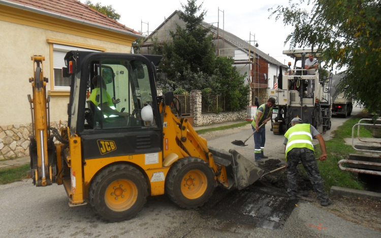 Újraindult a kátyúzás Pápán