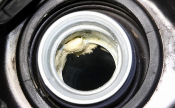 Vajat és mosószert töltött a szomszéd autójának tankjába