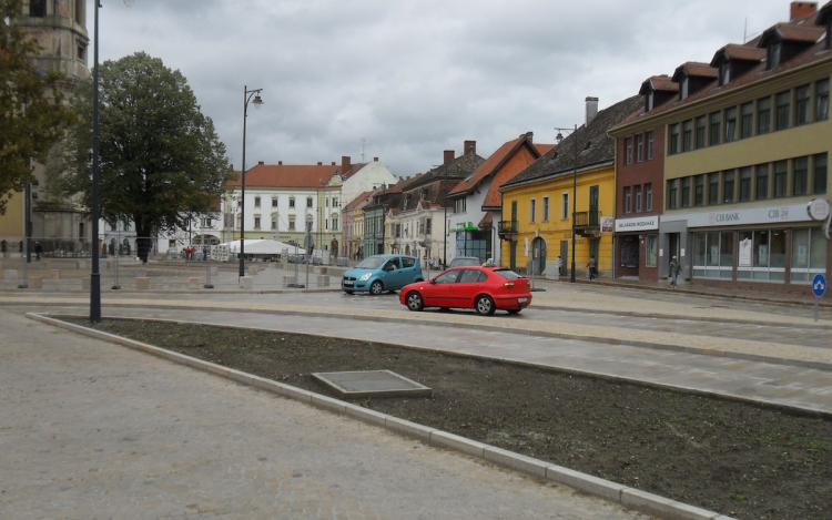 Az autósok is birtokba vették a Fő teret
