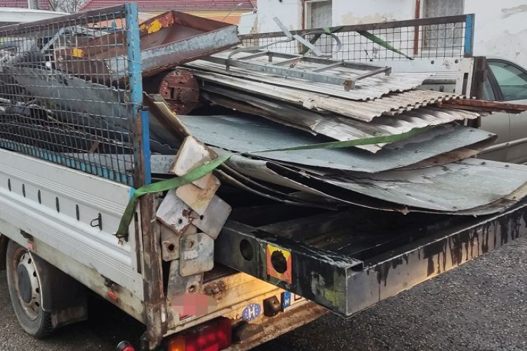 Szabálytalanul szállította a fémhulladékot, a rendőrök eltiltották a járművezetéstől