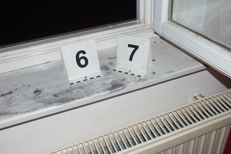 A nyitott ablakon át vitt el több százezer forintot