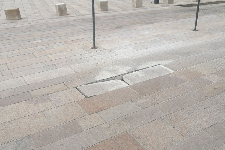 Jobbik: A jégpálya és a Fő tér példák arra, hogyan nem szabad elkölteni az uniós pénzeket