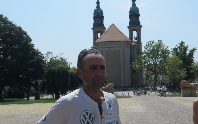 800 kilométert fut Kárpátaljáért