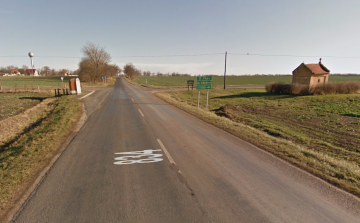 Autóbusz és személyautók ütköztek 