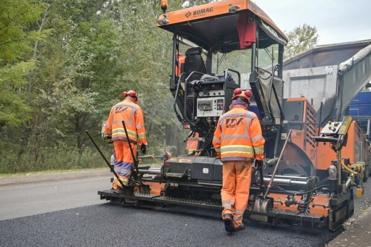 Az állami közúthálózaton csaknem 120 kilométeren indultak újra útfelújítások