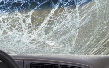 Felborult egy kisteherautó Pápa és Nagygyimót között - Teljes az útzár