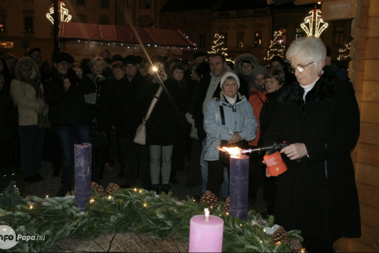 A második gyertyaláng is fellobbant a városi adventi koszorún