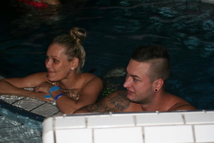 Éjszakai Fürdőzés a pápai Várkertfürdőben