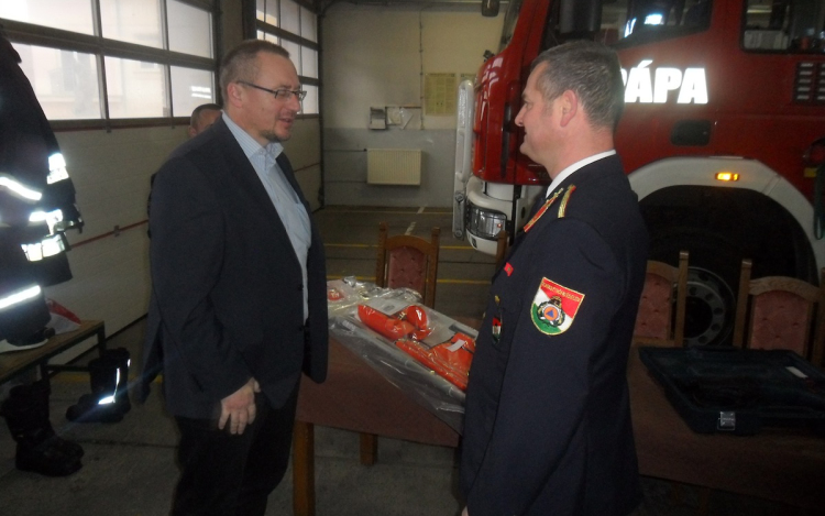 Új eszközöket kaptak a pápai tűzoltók