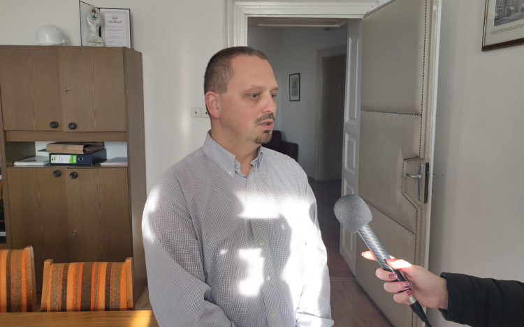 Azt kérik, hogy aki teheti, az már az idén vegye meg a jövő évi parkolóbérletét