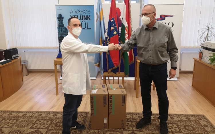 FFP2 maszkokat ajánlott fel a Gránátalma Gyógyszertár a pápai önkormányzat számára