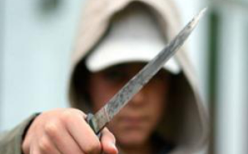 Pénzt követelt az utcán