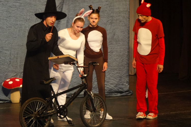 Közlekedési szabályok, meseelőadásba szőve