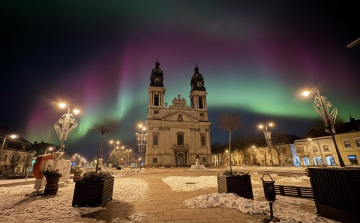 Gyönyörű a sarki fénnyel díszített pápai Fő tér!