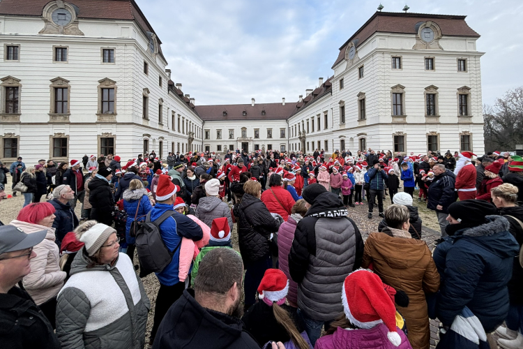 Többszáz Mikulás futott Pápán