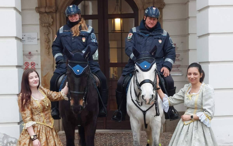 Örömmel fogadták a pápaiak a lovas rendőröket