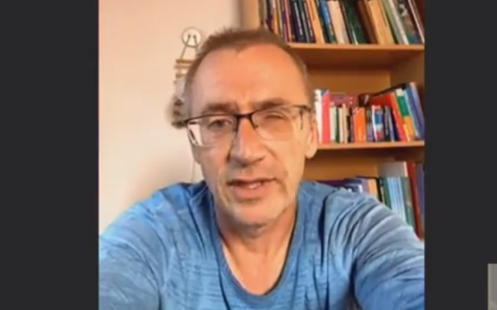 Otthonából adott riportot Áldozó Tamás polgármester