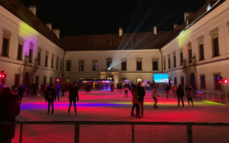 Buli a kastélyudvaron - Jó volt a hangulat a Jégpályák Éjszakáján