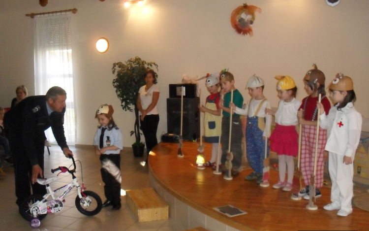 Kerékpár és bábelőadás ajándékba