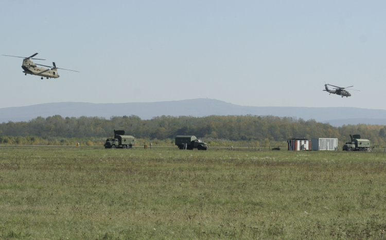 Gripenek támadták meg a Pápáról felszálló helikoptereket és sugárhajtású gépeket
