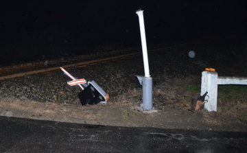 Nekiment a fénysorompónak, majd elhajtott - A lakosság segítségét kéri a rendőrség