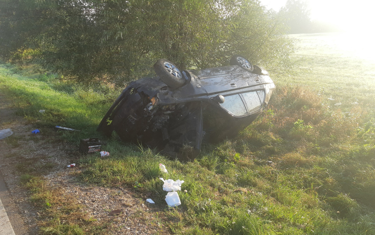 Az autó oldalának futott neki egy szarvas Bakonytamásinál, hárman megsérültek