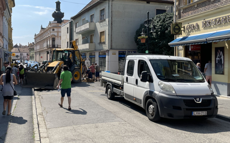 Újra munkagépek a Kossuth utcán, folytatódik a kivitelezés