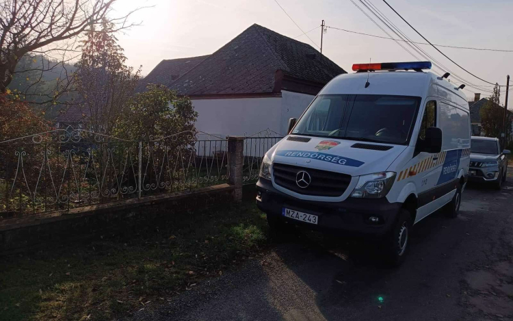 Rendszeresen bántalmazta és lelki terror alatt tartotta élettársát a Pápa melletti faluban